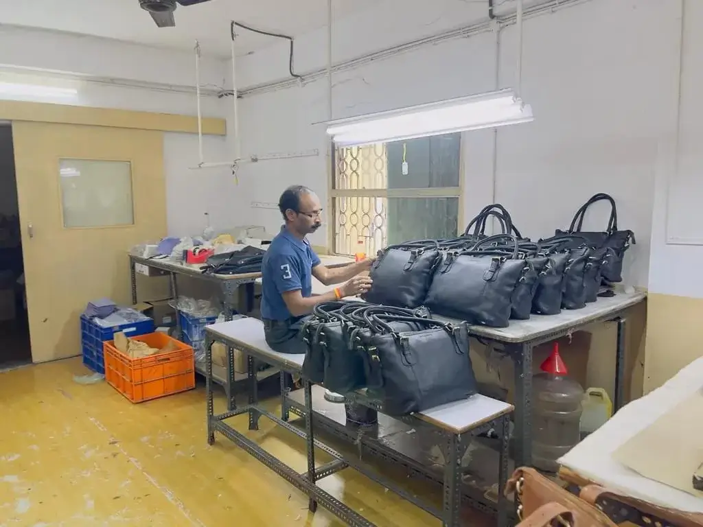 Bulk leather bags quality check